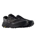 New Balance Hierro v9 GORE-TEX® en negro con Faded Black y Castlerock, vista de tres cuartos del par mostrando la entresuela Fresh Foam X y la suela Vibram® en ángulo frontal.