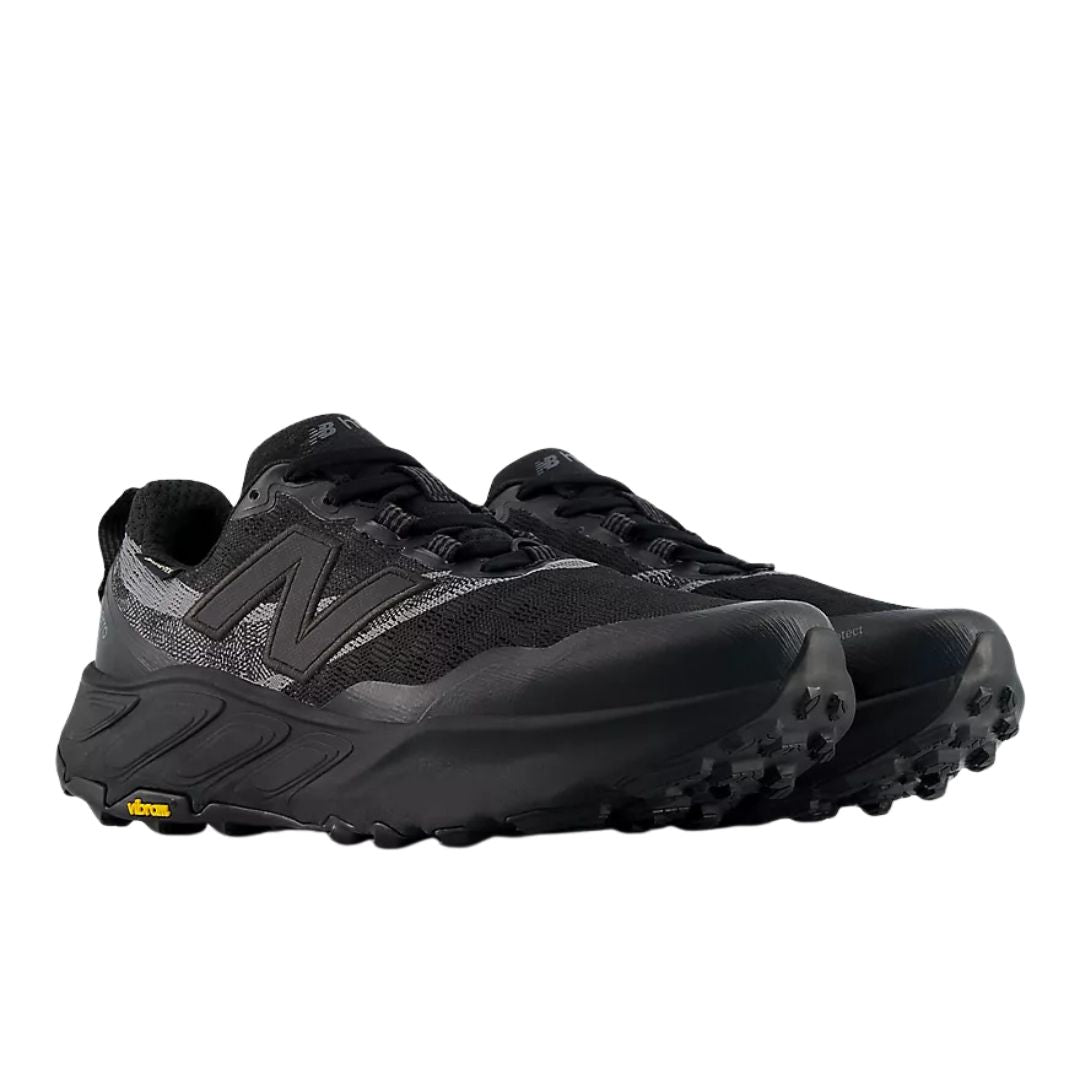 New Balance Hierro v9 GORE-TEX® en negro con Faded Black y Castlerock, vista de tres cuartos del par mostrando la entresuela Fresh Foam X y la suela Vibram® en ángulo frontal.