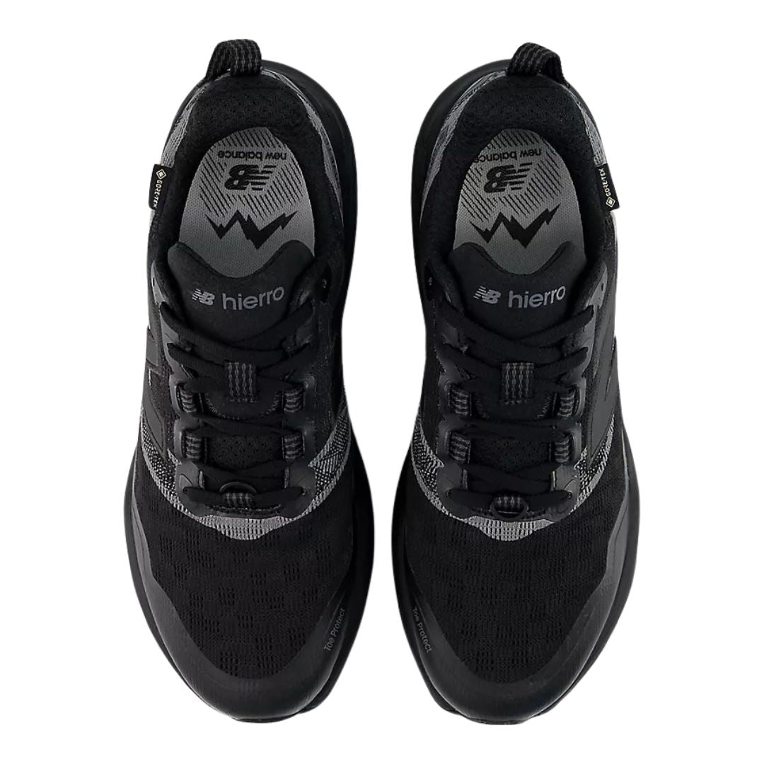 New Balance Hierro v9 GORE-TEX® en negro con Faded Black y Castlerock, vista cenital del par con la plantilla New Balance Hierro a la vista y la etiqueta GORE-TEX® cosida en la lengüeta.