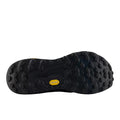 Suela de la New Balance Hierro v9 GORE-TEX® en negro con Faded Black y Castlerock, detalle del dibujo Vibram® Megagrip™ con tacos multidireccionales para agarre en barro y roca.