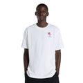 Camiseta gráfica New Balance Lobster Roll color blanco, vista frontal completa en modelo, con pequeño estampado de langosta en pecho izquierdo y corte holgado.