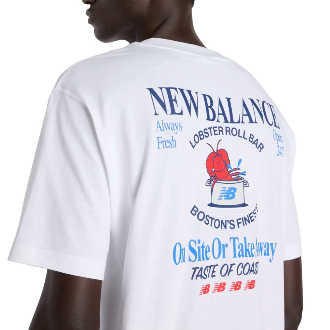 Detalle estampado trasero camiseta New Balance Lobster Roll blanca: langosta roja en olla NB, textos Lobster Roll Bar, Boston's Finest y Taste of Coast.