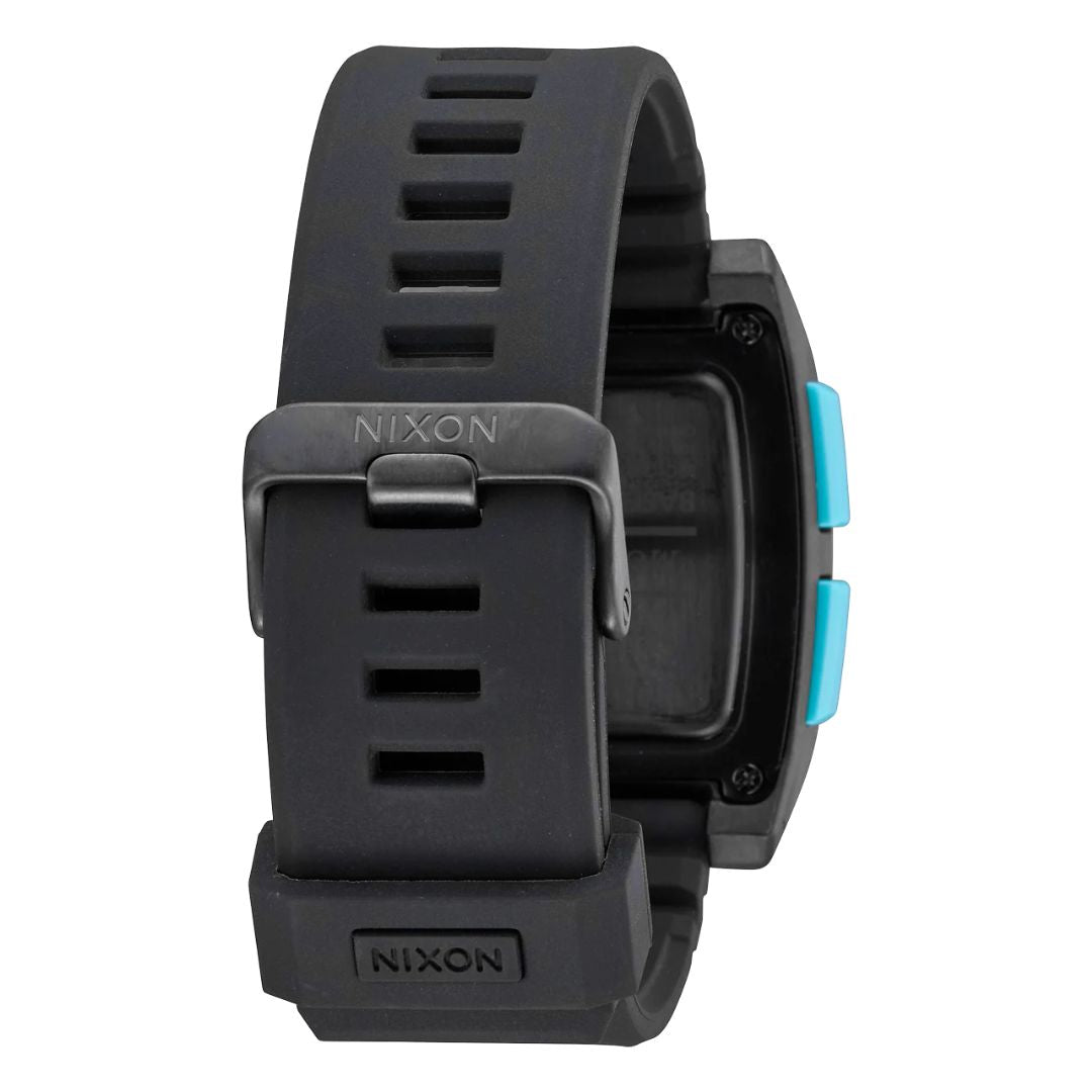 Vista trasera del reloj Nixon Base Tide Pro negro y azul, con cierre de acero y correa de silicona.