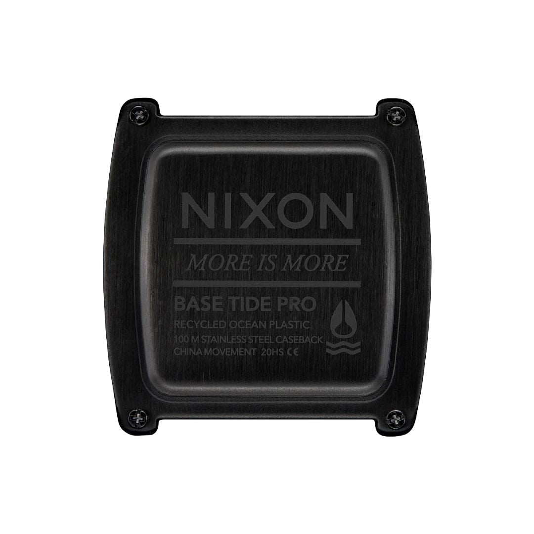 Tapa posterior del reloj Nixon Base Tide Pro negro con grabado del modelo y detalles técnicos.