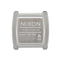 Vista posterior del reloj Nixon Base Tide Pro con tapa de acero y grabado del modelo.