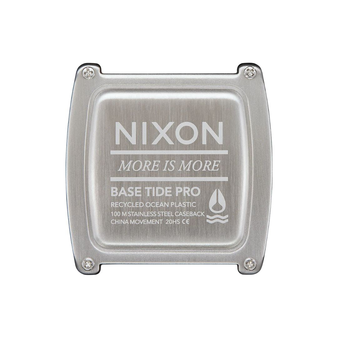 Vista posterior del reloj Nixon Base Tide Pro con tapa de acero y grabado del modelo.