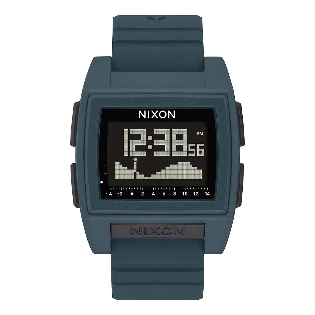 Reloj Nixon Base Tide Pro color dark slate visto de frente, con pantalla digital y gráfico de mareas.