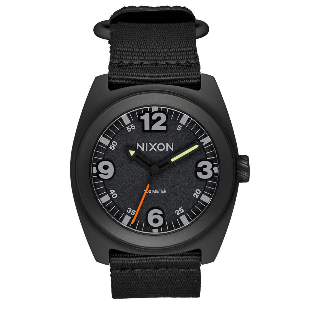 Reloj Nixon Clutch 42 All Black con correa de nailon negra y caja de acero inoxidable de 42 mm.