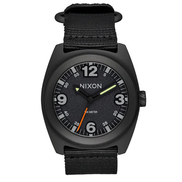 Reloj Nixon Clutch 42 All Black con correa de nailon negra y caja de acero inoxidable de 42 mm.