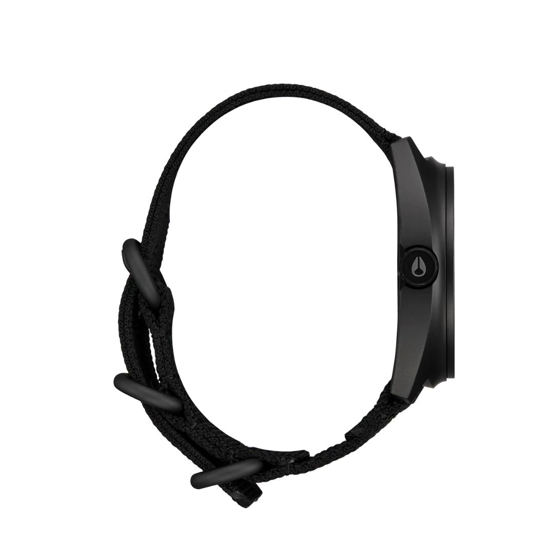 Reloj Nixon Clutch 42 All Black visto de perfil destacando su caja delgada y corona con el logotipo de Nixon.