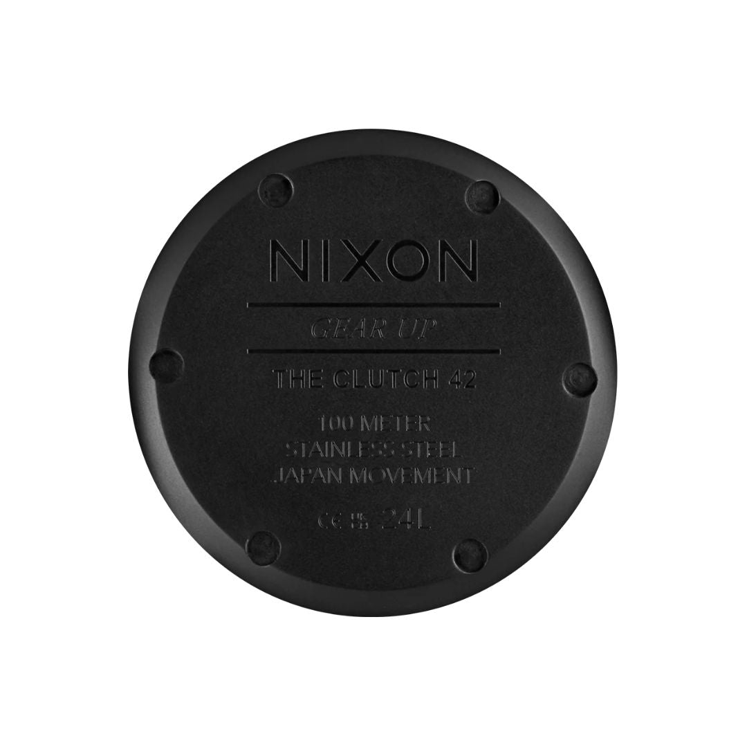 Parte trasera del reloj Nixon Clutch 42 All Black con grabado de especificaciones y resistencia al agua 100 metros.