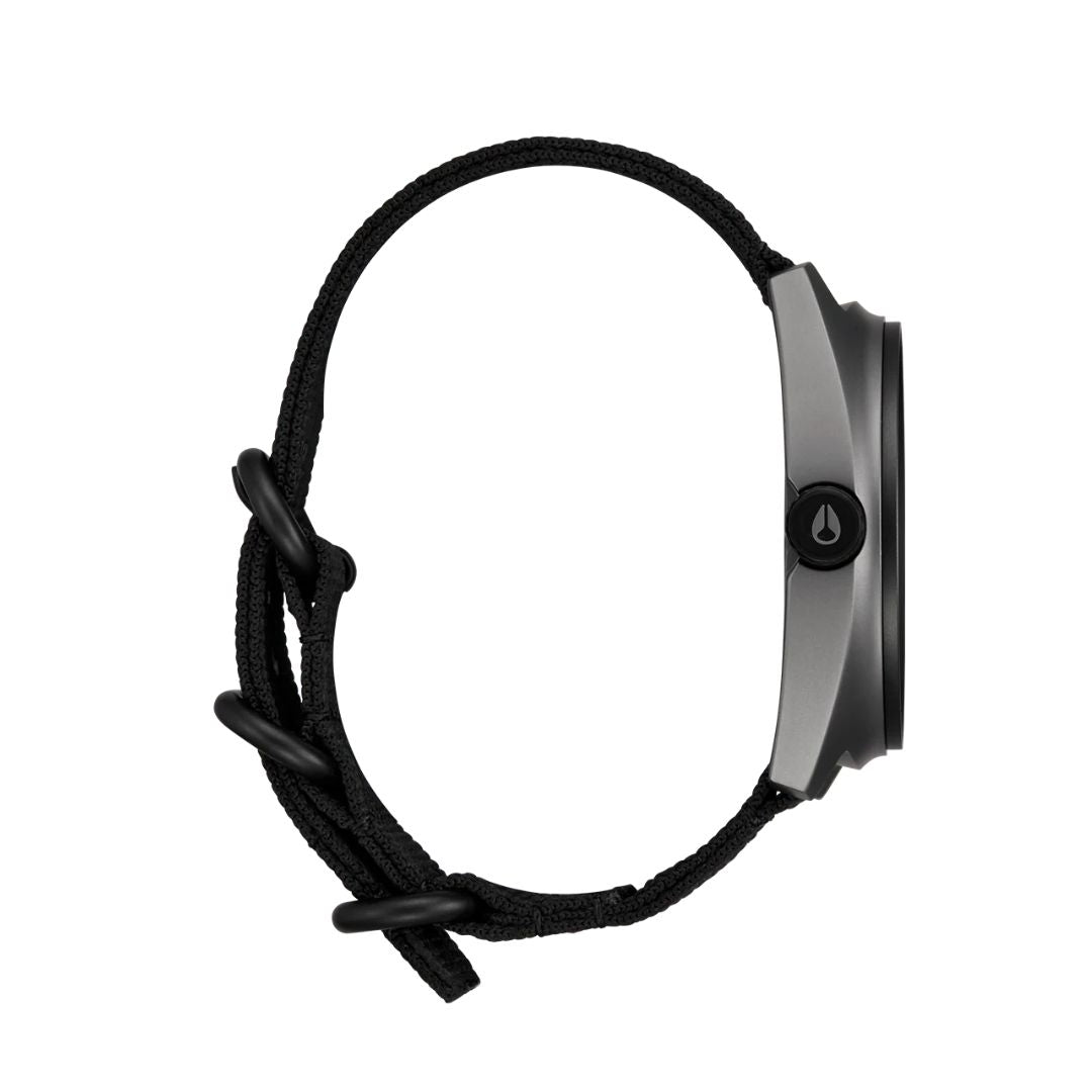 Reloj Nixon Clutch 42 Matte Gunmetal Hot Sauce visto de perfil mostrando la corona con el logotipo de Nixon.