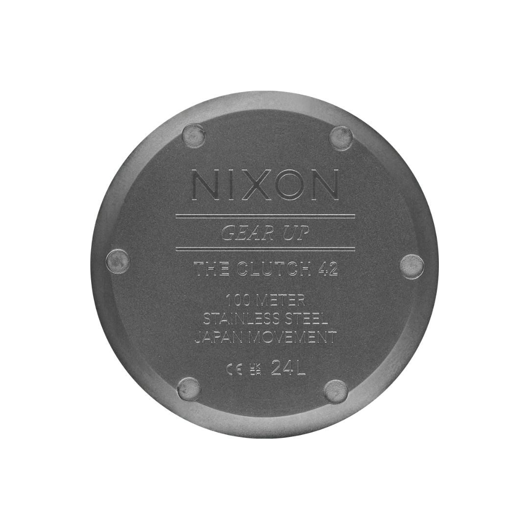 Parte trasera del reloj Nixon Clutch 42 Matte Gunmetal Hot Sauce con grabado de especificaciones y resistencia al agua 100 metros.