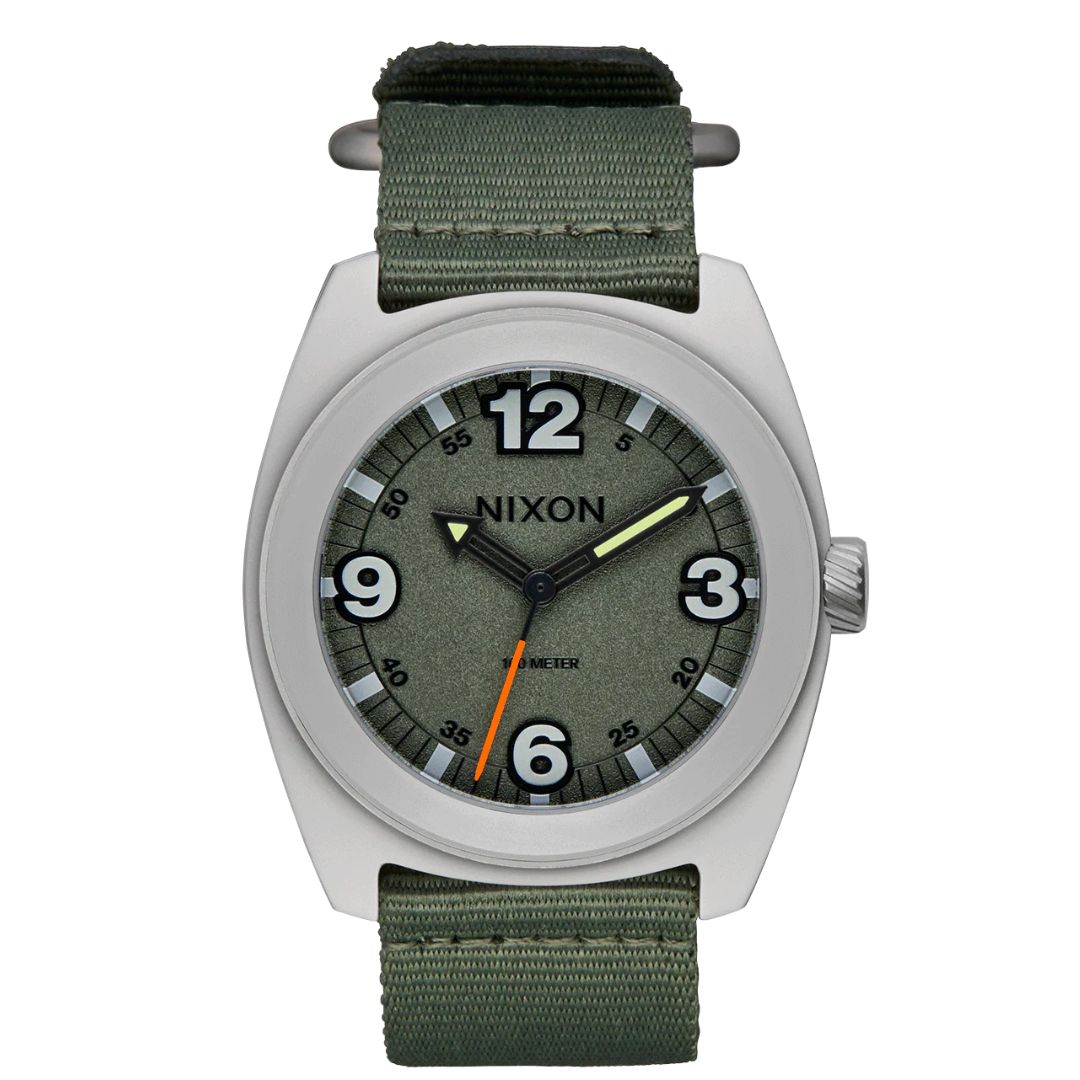 Reloj Nixon Clutch 42 Matte Silver Thyme con caja de acero inoxidable mate y correa de nailon verde oliva.