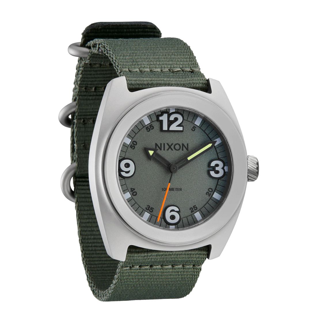 Vista frontal del reloj Nixon Clutch 42 Matte Silver Thyme con esfera verde y números luminiscentes.