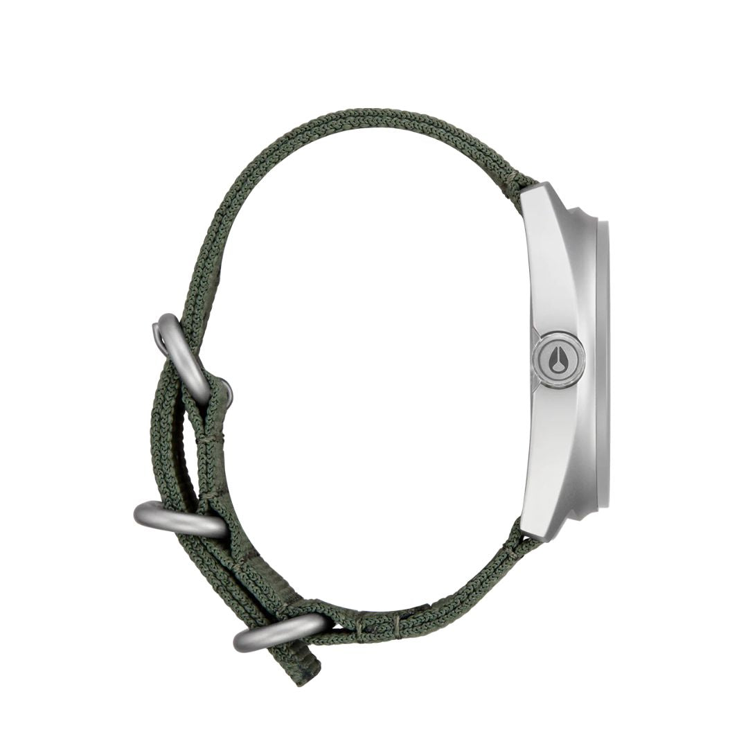 Reloj Nixon Clutch 42 Matte Silver Thyme visto de perfil mostrando la corona con el logotipo de Nixon.