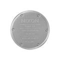 Parte trasera del reloj Nixon Clutch 42 Matte Silver Thyme con grabado de especificaciones y resistencia al agua 100 metros.
