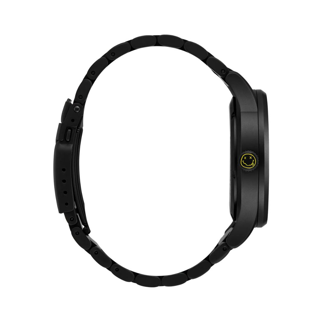 Vista lateral del reloj Nixon Nirvana Sentry Wobble Yellow mostrando la corona con el icónico smiley de Nirvana en amarillo.