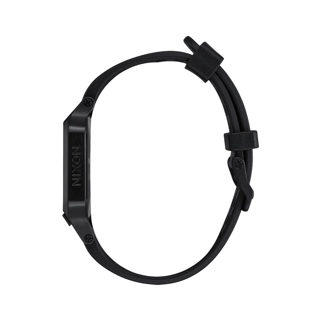 Vista lateral del reloj Nixon Heat All Black con caja ultrafina negra y correa de silicona perforada.