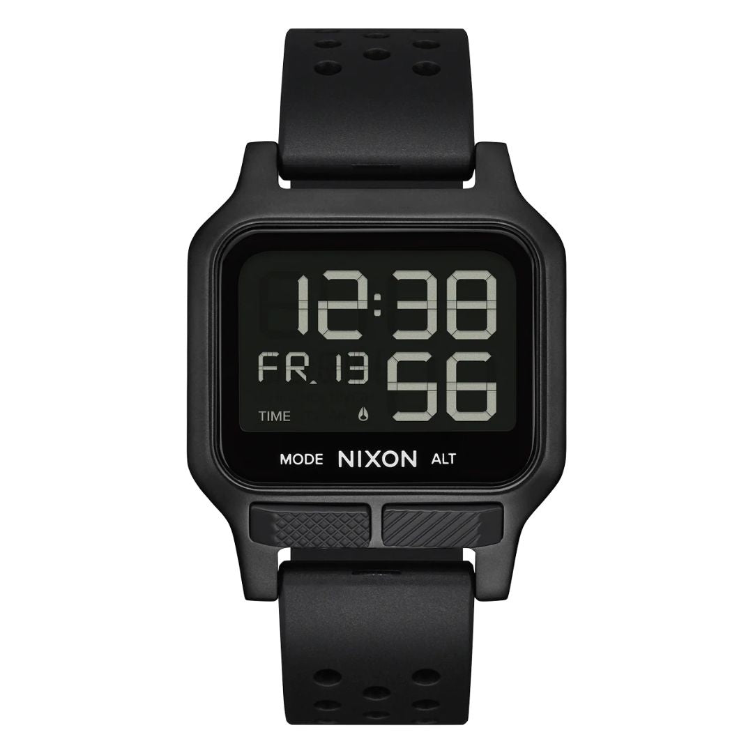 Reloj Nixon Heat All Black mostrando la hora en pantalla digital con diseño cuadrado.