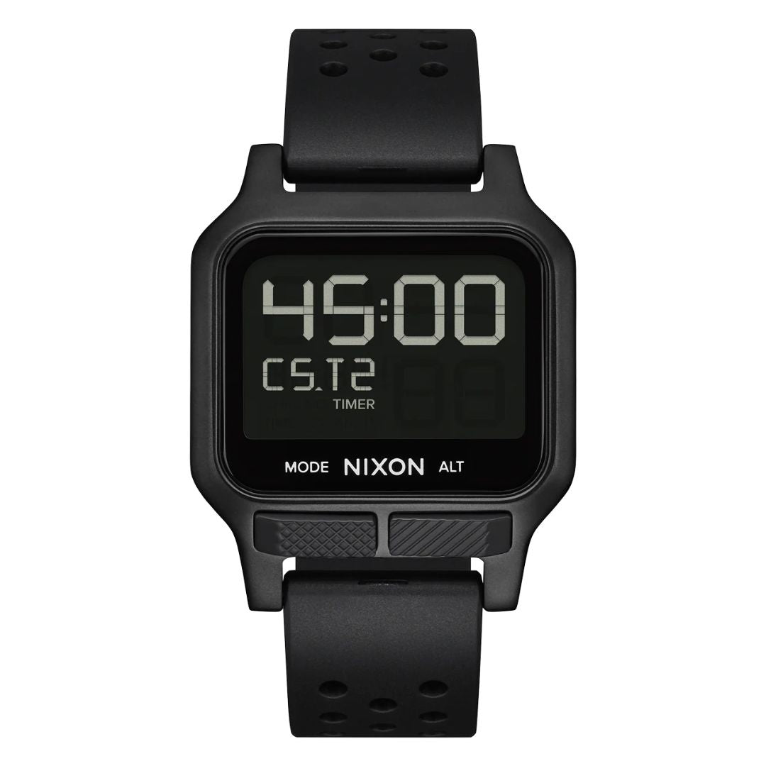 Reloj Nixon Heat All Black en muñeca masculina con tatuajes, mostrando diseño deportivo y compacto.