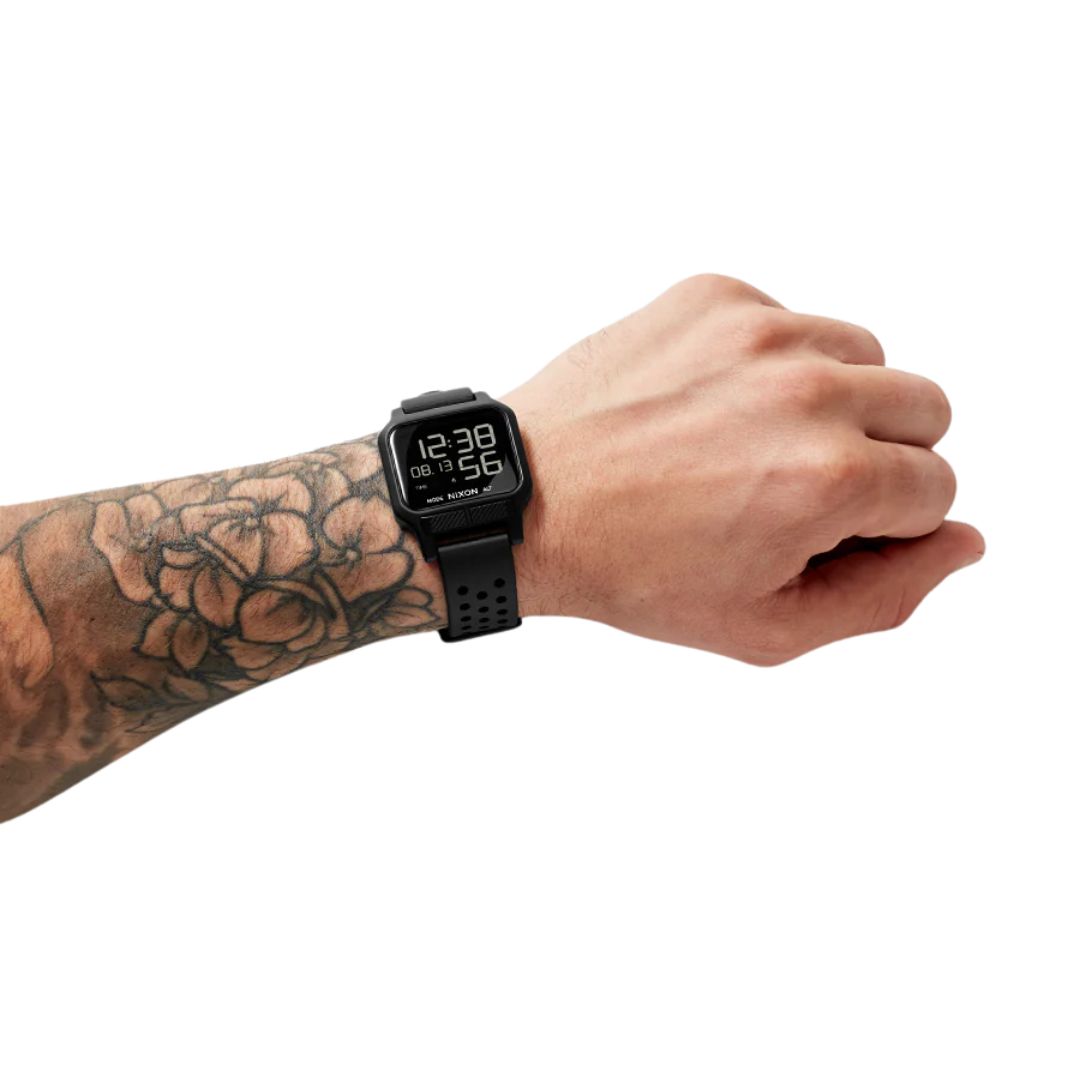 Reloj Nixon Heat All Black en muñeca femenina durante entrenamiento, ideal para actividades deportivas.