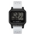 Reloj Nixon Heat Black White con caja negra y correa blanca perforada.