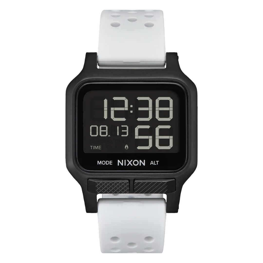 Reloj Nixon Heat Black White con caja negra y correa blanca perforada.