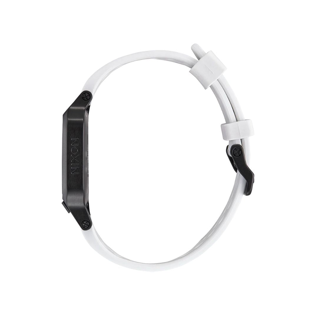 Vista lateral del reloj Nixon Heat Black White mostrando su perfil ultrafino.