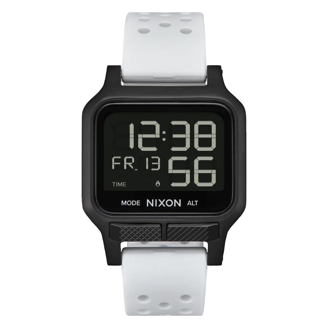 Reloj Nixon Heat Black White mostrando hora digital en pantalla de alto contraste.