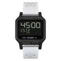 Reloj Nixon Heat Black White en muñeca masculina con diseño deportivo minimalista.