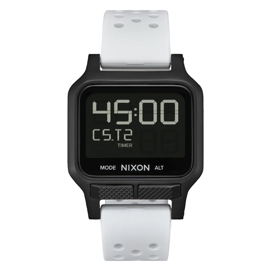 Reloj Nixon Heat Black White en muñeca masculina con diseño deportivo minimalista.