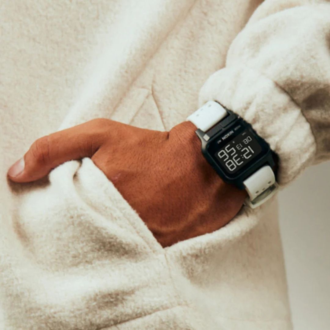 Vista frontal del reloj Nixon Heat Black White mostrando su pantalla digital y diseño técnico.