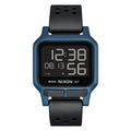 Reloj Nixon Heat Blue con caja azul y correa negra perforada.