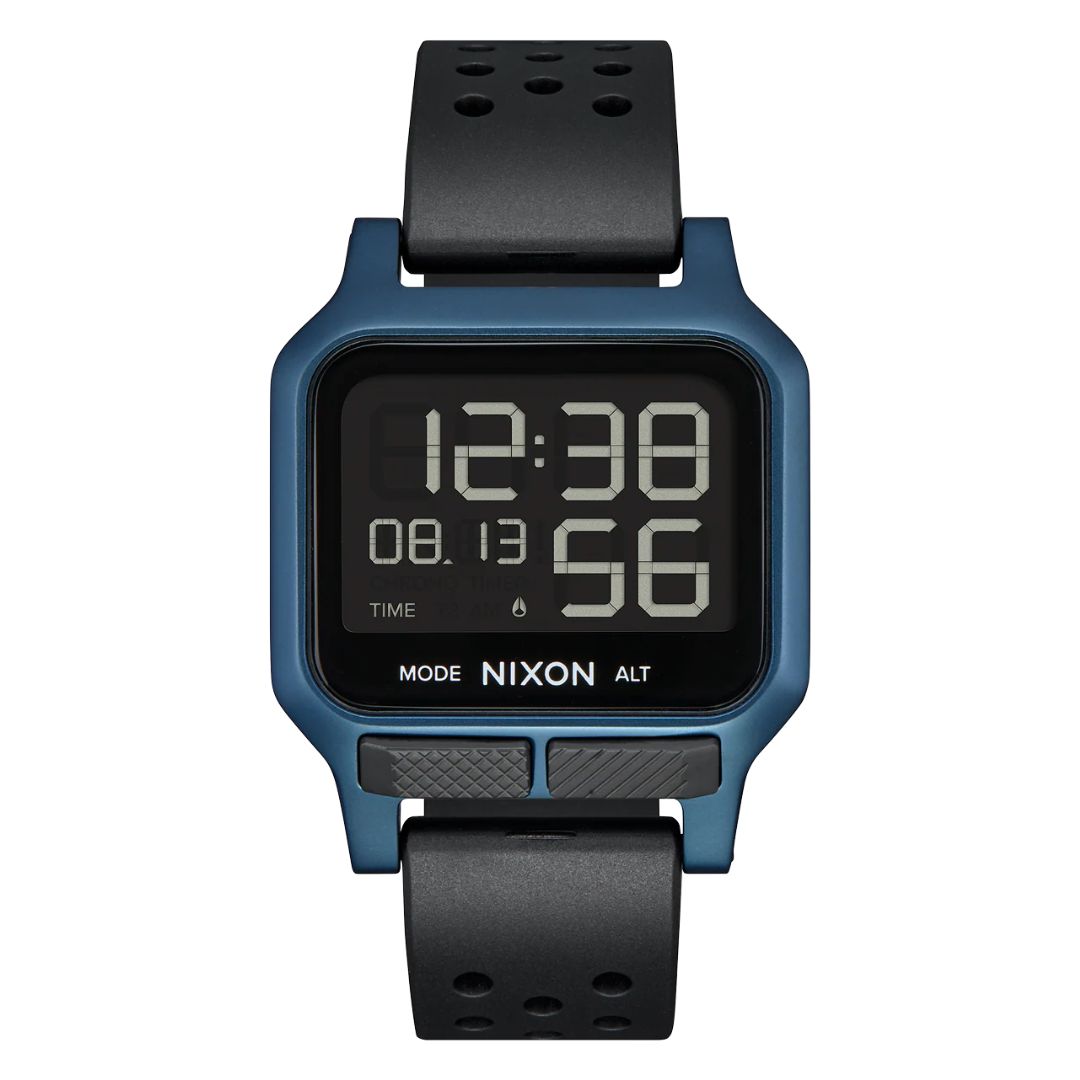 Reloj Nixon Heat Blue con caja azul y correa negra perforada.