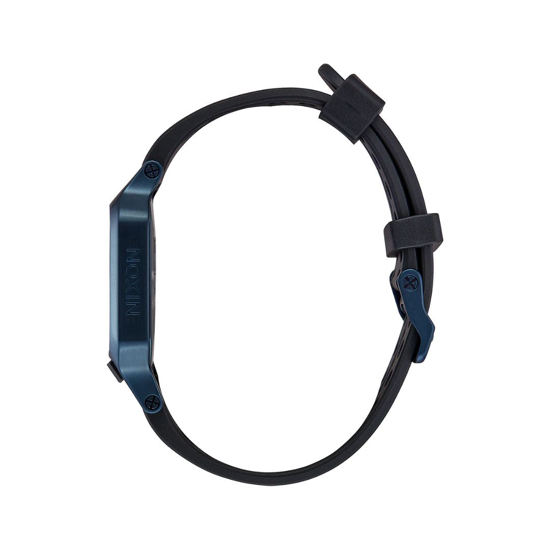 Vista lateral del reloj Nixon Heat Blue mostrando su perfil ultrafino y diseño deportivo.