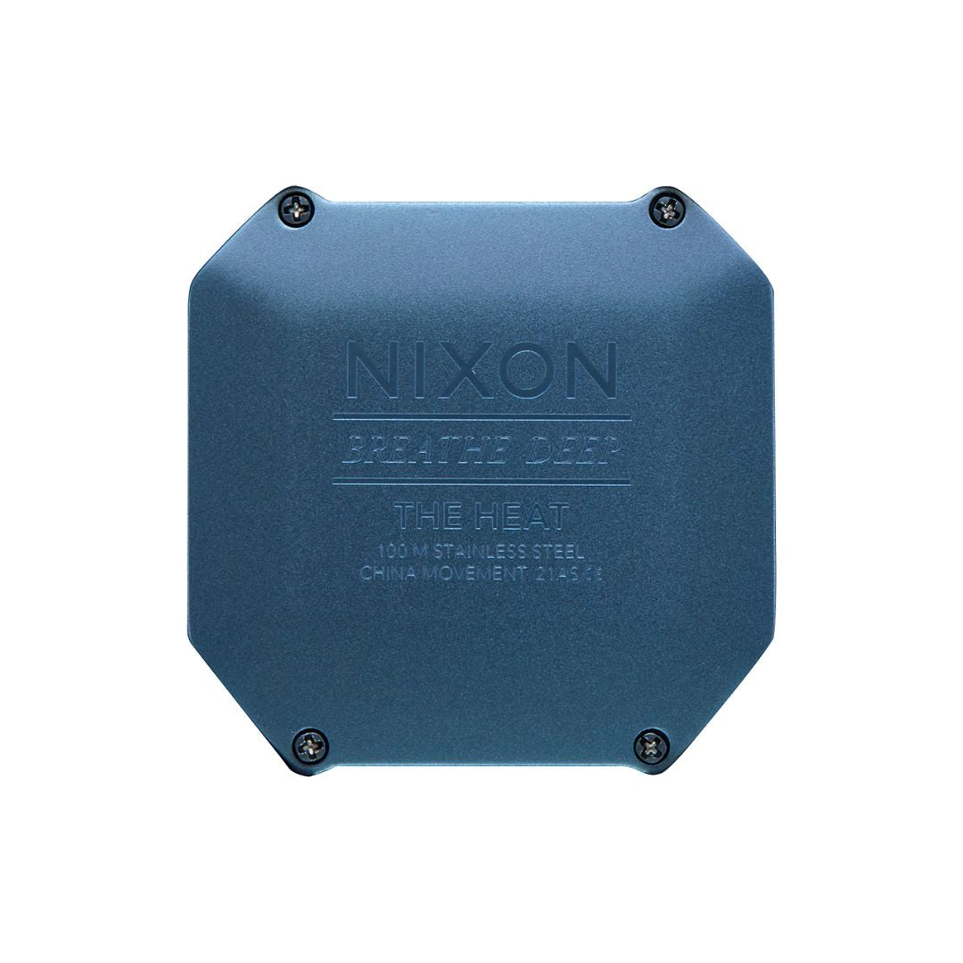 Parte trasera del reloj Nixon Heat Blue con grabado “Breathe Deep” y resistencia al agua 100 metros.