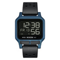 Reloj Nixon Heat Blue mostrando la hora digital en pantalla de alto contraste.
