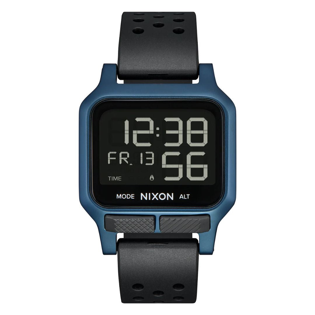 Reloj Nixon Heat Blue mostrando la hora digital en pantalla de alto contraste.