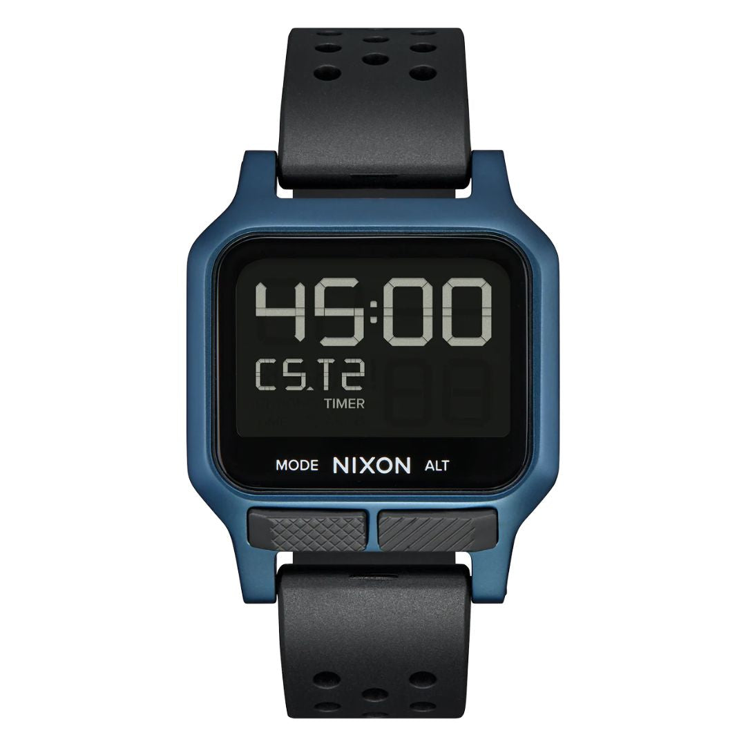 Reloj Nixon Heat Blue en muñeca masculina, con diseño técnico y estilo deportivo.