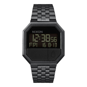 Vista frontal del reloj Nixon Re-Run All Black con pantalla digital y diseño octogonal clásico.