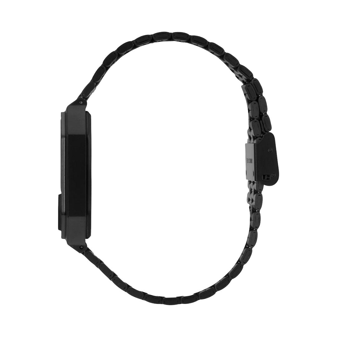 Vista lateral del reloj Nixon Re-Run All Black mostrando grosor y perfil de la caja.