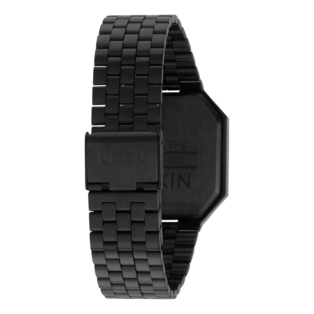 Cierre de la pulsera metálica del reloj Nixon Re-Run All Black con logotipo Nixon.