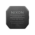 Parte trasera del reloj Nixon Re-Run All Black con grabado en acero inoxidable.