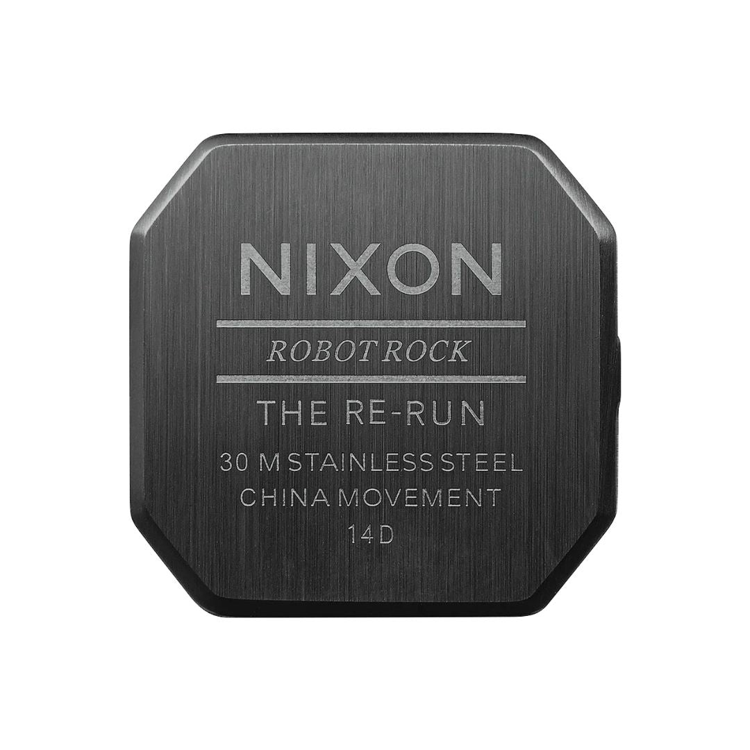 Parte trasera del reloj Nixon Re-Run All Black con grabado en acero inoxidable.