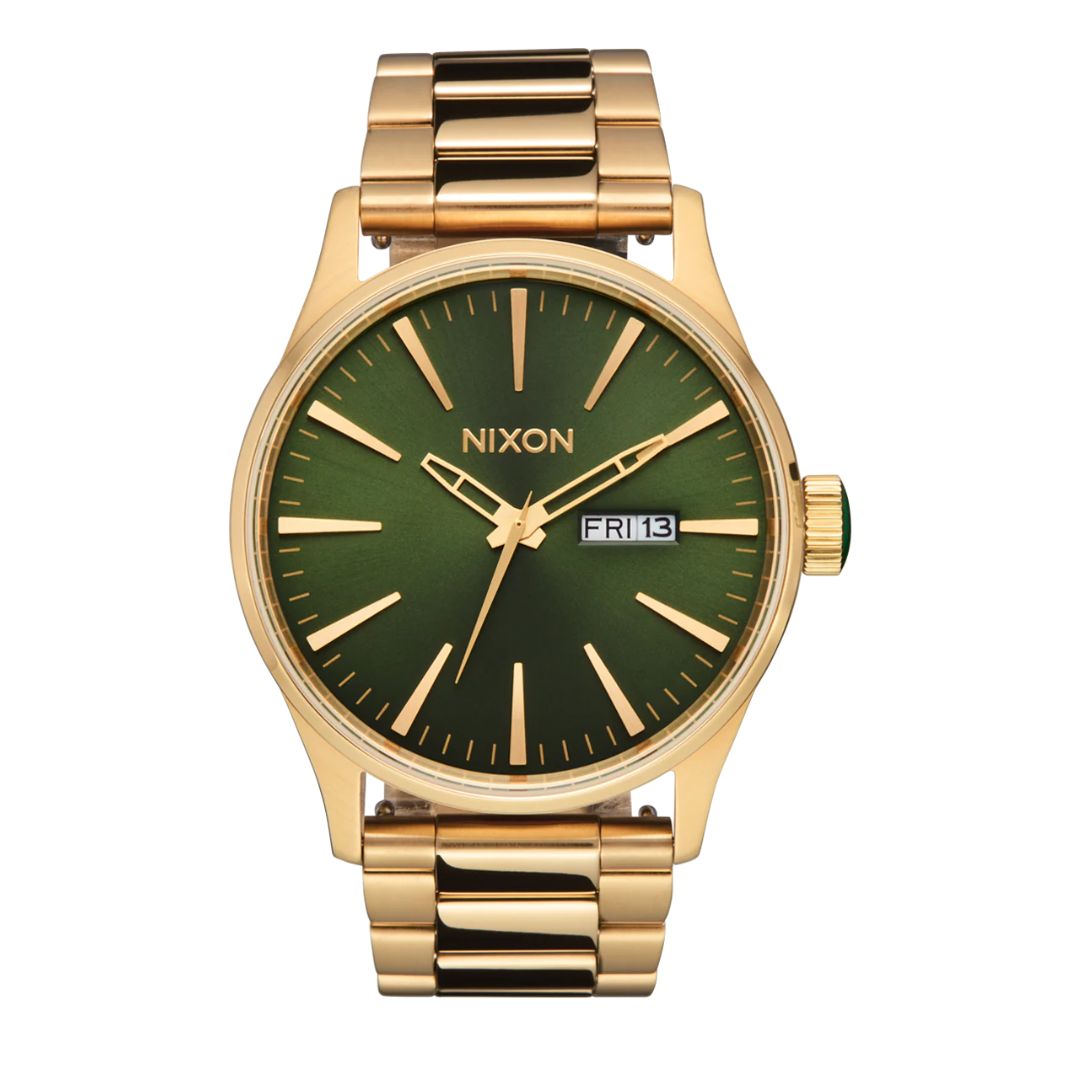 Reloj Nixon Sentry Stainless Steel color dorado con esfera verde sunray visto de frente.