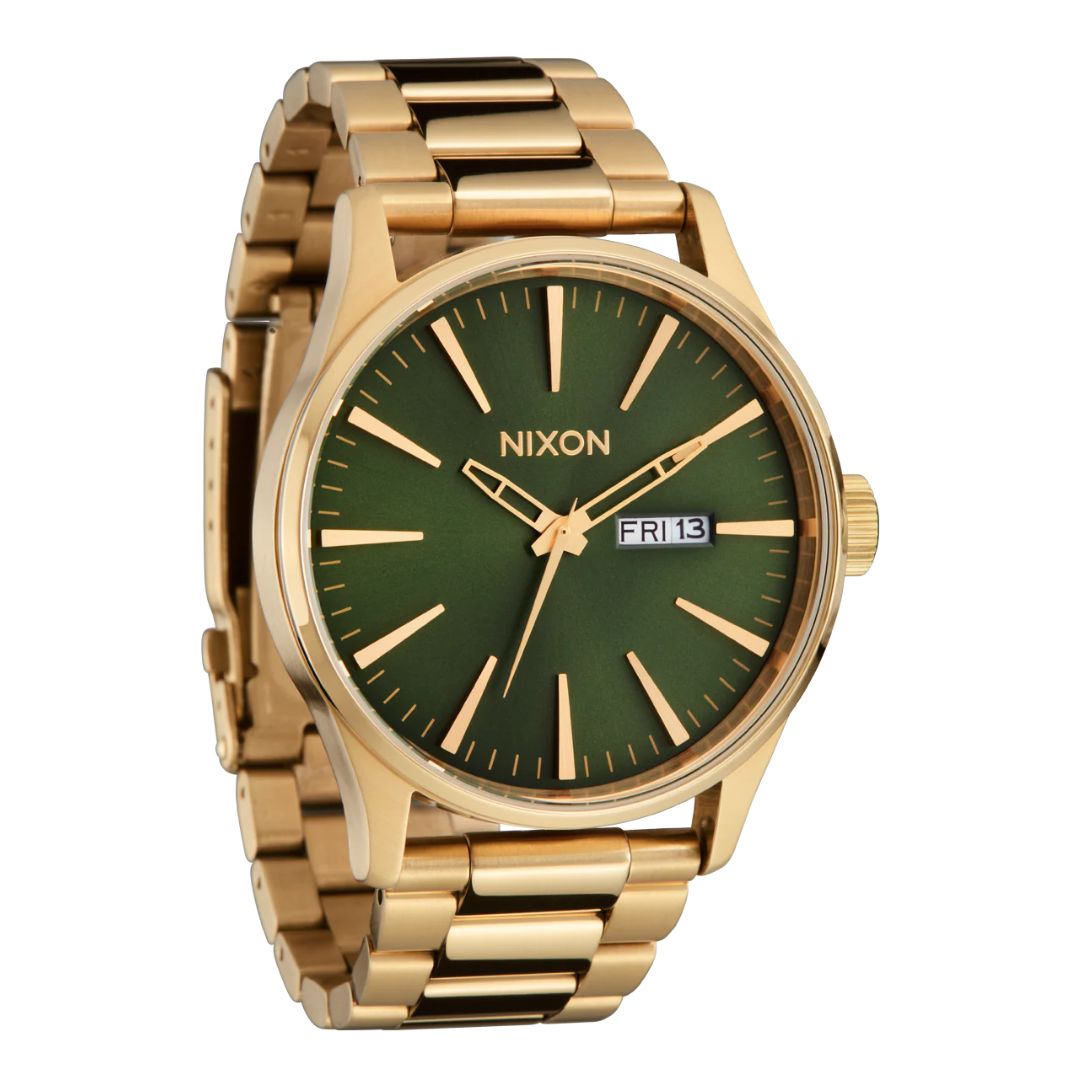 Reloj Nixon Sentry Stainless Steel dorado con esfera verde sunray mostrado en ángulo tres cuartos.