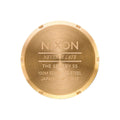 Tapa trasera del reloj Nixon Sentry Stainless Steel dorado con grabado Never Be Late.
