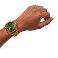 Reloj Nixon Sentry Stainless Steel dorado con esfera verde sunray en la muñeca de un modelo, vista alternativa.