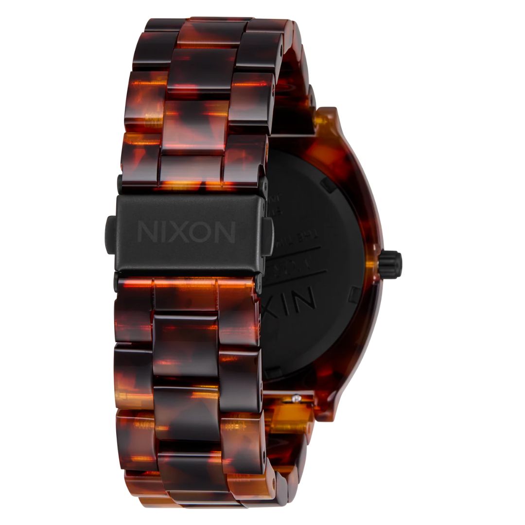 Cierre y correa de acetato color tortoise del reloj Nixon Time Teller Acetate.